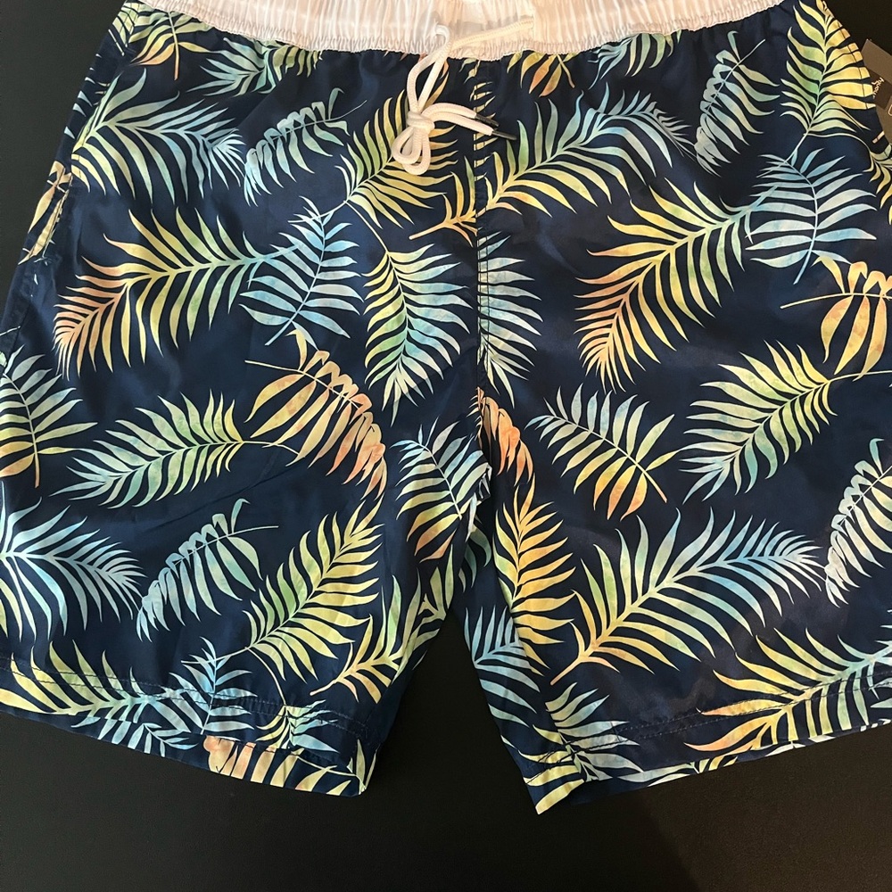 Vibrant Leaf Pattern Men's Swim Trunks